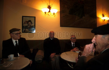 Alte Herren in einem Cafe im spanischen Valladolid