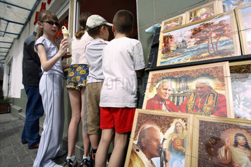 Kinder und Bilder vom Papst auf der Strandpromenade in Swinemuende in Polen