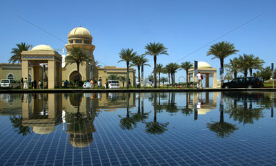 Touristen besichtigen den fertigen Eingangsbereich der Palm Jumeirah  Dubai