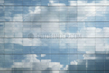 Wolken spiegeln sich in Glasfassade