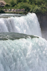 Niagara Falls  USA  schaeumendes Wasser an den Niagarafaellen