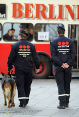 Berlin  Deutschland  Mitarbeiter von Securitas auf dem Breitscheidplatz