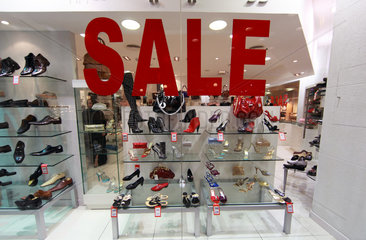 Dubai  Vereinigte Arabische Emirate  Sale in einem Schuhgeschaeft in der Mercato Shoopping Mall