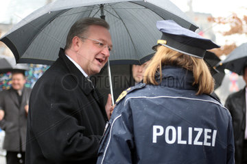 Berlin  Deutschland  Frank Henkel  CDU  Berliner Innensenator mit einer Polizistin