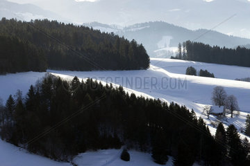 St. Maergen  Deutschland  Winterlandschaft mit Bauernhof im Schnee