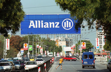 Werbebanner der Allianz AG ueber einer Schnellstrasse in Plovdiv  Bulgarien