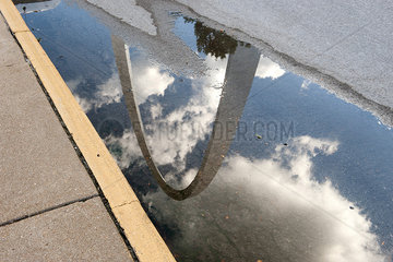 USA  Missouri  St. Louis  Gateway Arch reflected in a puddle