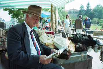 Aelterer eleganter Herr auf einem Flohmarkt in Sofia