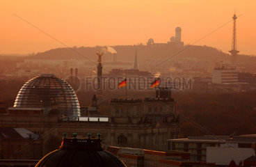 Berlin  Stadtuebersicht mit Reichstag  Siegessaeule und Funkturm
