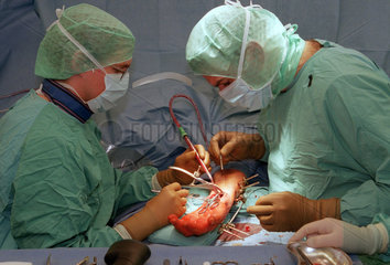 Unfallchirurgen bei einer Operation am Unterarm