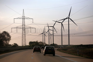 Freiwalde  Deutschland  Windkraftanlage und Strommast an der A13