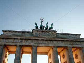 Berlin  Brandenburger Tor und Quadirga im Abendlicht