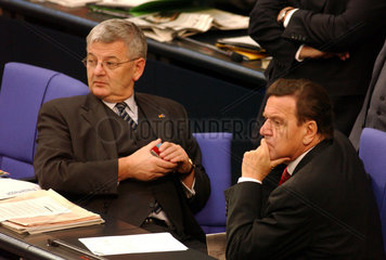 Bundeskanzler Gerhard Schroeder (SPD) und Bundesaussenminister Joschka Fischer (Buendnis 90 /Die Gruenen) im Bundestag