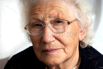 Nauen  Deutschland  Portrait einer Rentnerin
