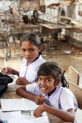 Vakarai  Sri Lanka  Schuelerinnen im Unterricht
