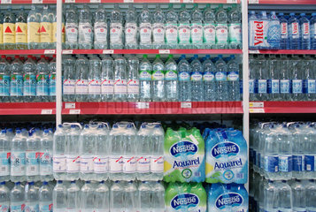 Supermarktregal voller PET Mineralwasserflaschen.