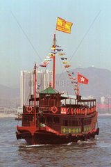 Traditionelles Boot im Victoria Harbour von Hongkong