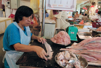 Fischhaendlerin auf einem chinesischen Wochenmarkt