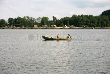 Krakow am See  Deutschland  urlaubende Familie in einem Ruderboot am Krakower See