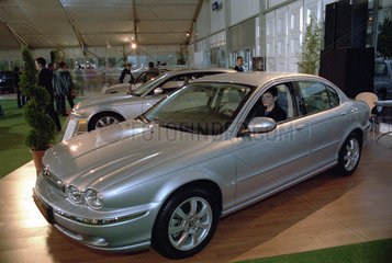 Model im platinum-silbernen Jaguar X-Type in e. Autosalon in Bukarest  Rumaenien