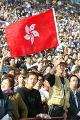 Ein Hongkongchinese mit einer Flagge von Hong Kong