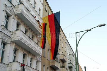 Berlin  Deutschland  Deutschlandfahne an einem Wohnhaus