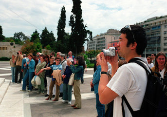 Athen  Touristen besichtigen das Athener Parlament