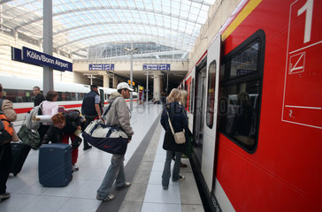 Koeln  Deutschland  Reisende auf dem Bahnsteig am Flughafen Koeln-Bonn