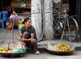 Hanoi  Vietnam  Strassenverkaeuferin am Strassenrand