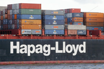 Hamburg  ein Containerschiff der Reederei Hapag Lloyd
