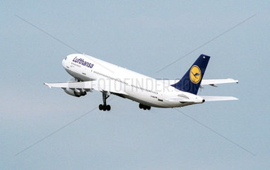 Flugzeug der Lufthansa beim Abflug von Berlin-Tegel