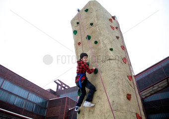 Essen  Deutschland  ein Kind klettert am Kletterfelsen bei der Eroeffnungsfeier Ruhr.2010