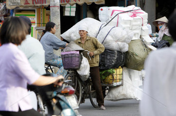 Vietnam  Fahrradfahrerin voll bepackt