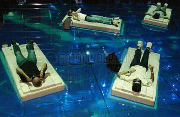 Expo 2002 Besucher erleben den Cyberspace auf Matratzen liegend