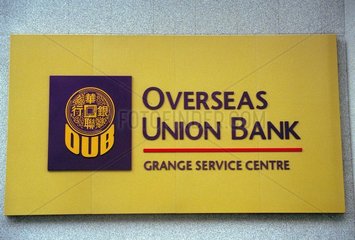 Schild der Overseas Union Bank  einer der groessten Banken in Singapur