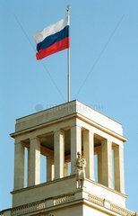Die russische Flagge weht an der Botschaft in Berlin