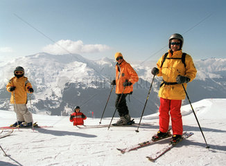 Familie auf Skiern kurz vor der Abfahrt zur Piste