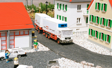 Fahrzeug der Molkerei Mueller als Miniatur im Legoland