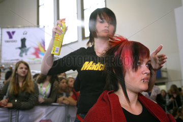 Berlin  Deutschland  Jugendliche bei einem Frisurenstyling auf der Jugendmesse YOU