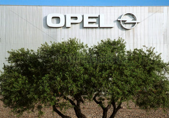 Emblem an der Fassade des Opel-Werkes in Spanien
