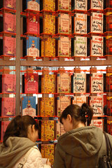 Leipziger Buchmesse 2007: Junge Frauen am Buchregal