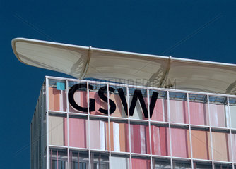 Die Zentrale im Hochhaus der GSW mit dem Firmenlogo