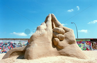 Die Sandskulptur Wargames an der Eastside Gallery