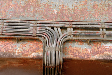 Graefenhainichen  Kabelstraenge auf einer verrosteten Stahlflaeche