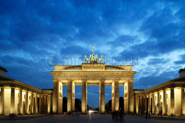 Berlin  Brandenburger Tor bei Daemmerung