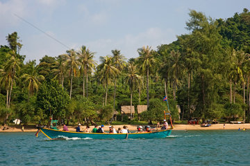 Kep  Kambodscha  ein Longtailboot am Strand von den Rabbit Island
