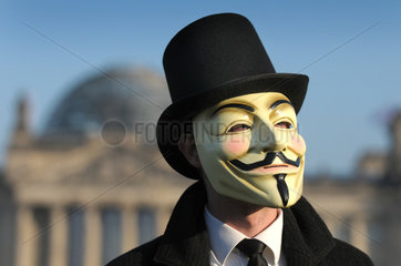 Berlin  Deutschland  Mann mit der Guy-Fawkes-Maske des Internetkollektivs Anoymous vor dem Reichstag