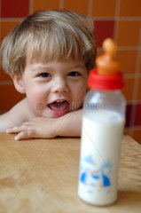 Berlin  Kleinkind mit Milchflaeschchen