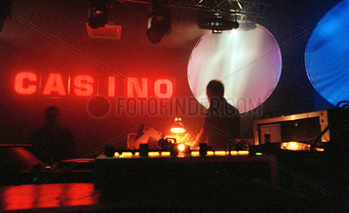 Discjockey beim Auflegen im Berliner Club Casino