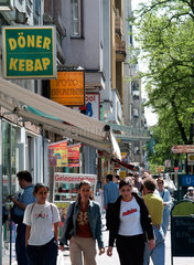Berlin  Passanten auf der Karl-Marx-Strasse